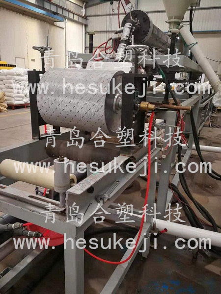 青島合塑塑機緊跟時代步伐,研發新型海洋踏板生產線